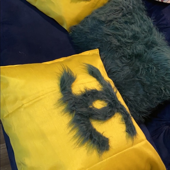 Throw pillows - Picture 3 of 5